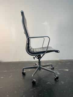 Charles Ray Eames Eames Aluminum Group Executive Chair in Black Leather - 3955286