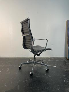 Charles Ray Eames Eames Aluminum Group Executive Chair in Black Leather - 3955287