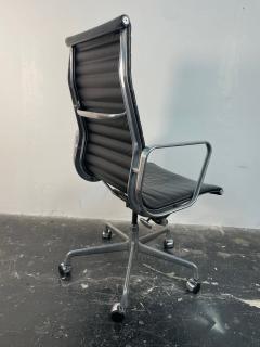 Charles Ray Eames Eames Aluminum Group Executive Chair in Black Leather - 3955288