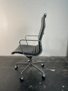 Charles Ray Eames Eames Aluminum Group Executive Chair in Black Leather - 3955291