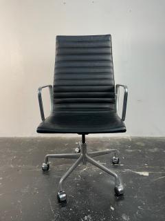 Charles Ray Eames Eames Aluminum Group Executive Chair in Black Leather - 3955293