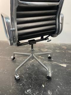 Charles Ray Eames Eames Aluminum Group Executive Chair in Black Leather - 3955299