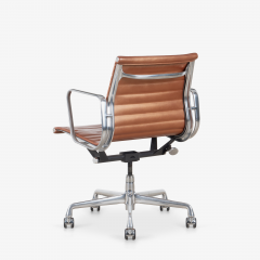 Charles Ray Eames Eames Aluminum Group Management Chair in Copper Edelman Leather by Herman Miller - 3430037
