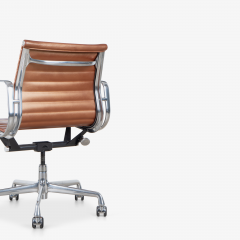 Charles Ray Eames Eames Aluminum Group Management Chair in Copper Edelman Leather by Herman Miller - 3430038