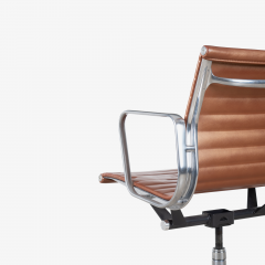Charles Ray Eames Eames Aluminum Group Management Chair in Copper Edelman Leather by Herman Miller - 3430040