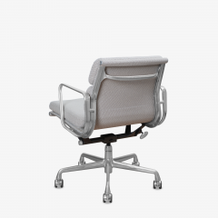 Charles Ray Eames Eames Soft Pad Low Back Management Chair in Fabric for Herman Miller - 1945153