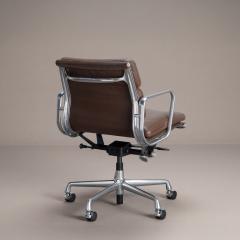 Charles Ray Eames Eames Soft Pad Management Chair by Herman Miller in Chocolate Brown Leather - 4660279