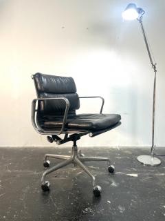 Charles Ray Eames Eames Soft Pad Management Office Chair in Black Leather - 3955272