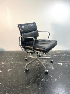 Charles Ray Eames Eames Soft Pad Management Office Chair in Black Leather - 3955273