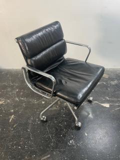 Charles Ray Eames Eames Soft Pad Management Office Chair in Black Leather - 3955274