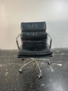 Charles Ray Eames Eames Soft Pad Management Office Chair in Black Leather - 3955275