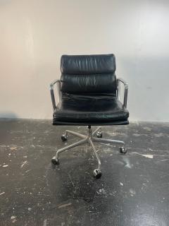 Charles Ray Eames Eames Soft Pad Management Office Chair in Black Leather - 3955276