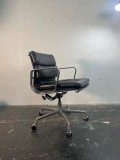 Charles Ray Eames Eames Soft Pad Management Office Chair in Black Leather - 3955277