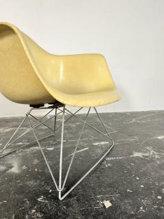 Charles Ray Eames Early Eames LAR Fiberglass Armshell Lounge Chair for Herman Miller - 3626768