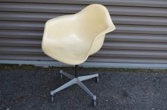 Charles Ray Eames Fiberglass Swivel Chair by Charles Ray Eames for Herman Miller - 2404189