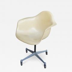 Charles Ray Eames Fiberglass Swivel Chair by Charles Ray Eames for Herman Miller - 2472800