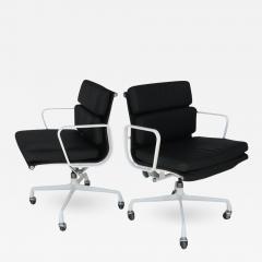 Charles Ray Eames Pair of Restored Herman Miller Eames Aluminum Group Management Chairs - 2759499