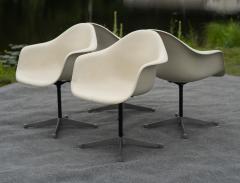 Charles Ray Eames Set of 4 Charles Eames for Herman Miller PAC Armchairs in White Fiberglass 1970s - 4302317