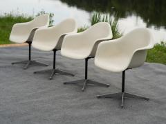 Charles Ray Eames Set of 4 Charles Eames for Herman Miller PAC Armchairs in White Fiberglass 1970s - 4302355