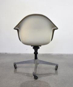 Charles Ray Eames Eames For Herman Miller Fiberglass Shell Dat