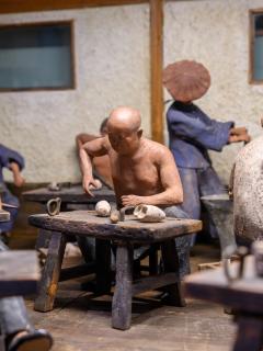 Chinese Ceramic Workshop Scaled model with 17 polychromed figures - 4269876
