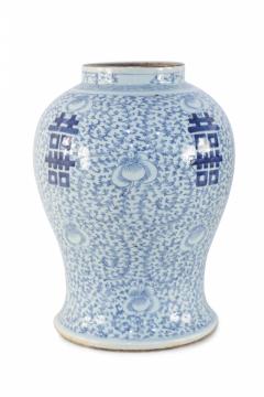 Chinese Off White and Light Blue Vine Motif Porcelain Urn Vase - 4198404
