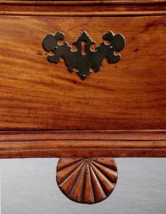 Chippendale Oxbow Chest with a Shaped Shell Carved Pendant - 1401099