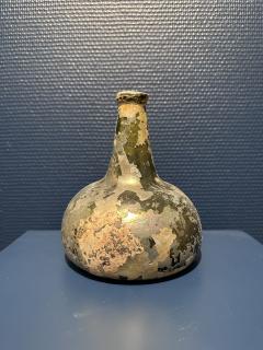 Collection of 17th and 18th century iridescent wine bottles - 4815357