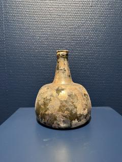 Collection of 17th and 18th century iridescent wine bottles - 4815358