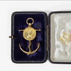 Commemorative Brooch by Edmund Johnson in 18ct Gold With Its Original Case - 1226801