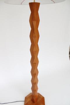 Constantin Br ncu i FRENCH CARVED FACETED SCULPTURAL ELM WOOD FLOOR LAMP INSPIRED BY BRANCUSI - 2142972