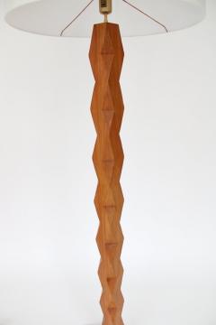 Constantin Br ncu i FRENCH CARVED FACETED SCULPTURAL ELM WOOD FLOOR LAMP INSPIRED BY BRANCUSI - 2142973