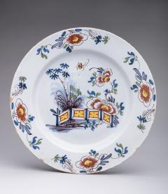 DELFT CHARGER DECORATED WITH FLOWERS AND A FENCE - 3013817