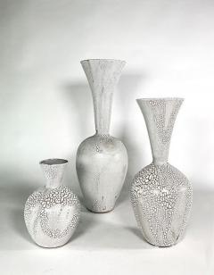 Daric Harvie A Group of 3 White Mottled Glazed Ceramic Vessels Daric Harvie - 4619362