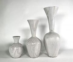 Daric Harvie A Group of 3 White Mottled Glazed Ceramic Vessels Daric Harvie - 4619444
