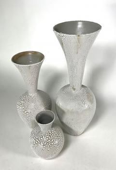 Daric Harvie A Group of 3 White Mottled Glazed Ceramic Vessels Daric Harvie - 4619445