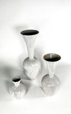 Daric Harvie A Group of 3 White Mottled Glazed Ceramic Vessels Daric Harvie - 4619448
