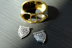 David Webb PLATINUM 18K YELLOW GOLD WHITE ENAMEL SHIELD DIAMOND CLIPS CUFF BRACELET - 3101367