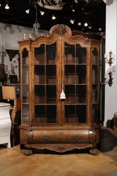 Dutch Rococo Revival 1890s Bomb Vitrine Display Cabinet with Carved Medallion - 3491332