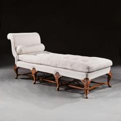 EARLY 20TH CENTURY WALNUT AND LINEN UPHOLSTERED DAYBED IN THE QUEEN ANNE TASTE - 1953816