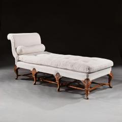 EARLY 20TH CENTURY WALNUT AND LINEN UPHOLSTERED DAYBED IN THE QUEEN ANNE TASTE - 1953828