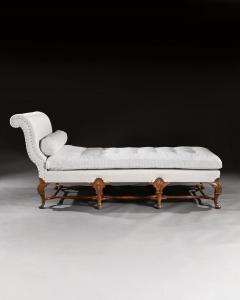 EARLY 20TH CENTURY WALNUT AND LINEN UPHOLSTERED DAYBED IN THE QUEEN ANNE TASTE - 1953830