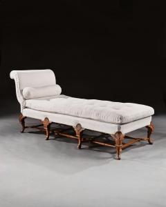 EARLY 20TH CENTURY WALNUT AND LINEN UPHOLSTERED DAYBED IN THE QUEEN ANNE TASTE - 1953833