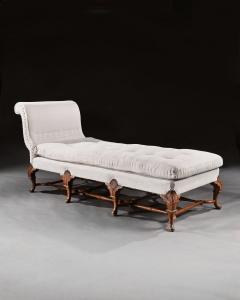 EARLY 20TH CENTURY WALNUT AND LINEN UPHOLSTERED DAYBED IN THE QUEEN ANNE TASTE - 1953834