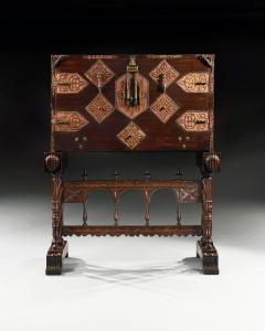 EXCEPTIONAL EARLY 17TH CENTURY SPANISH WALNUT VARGUENO DESK ON STAND - 2532379