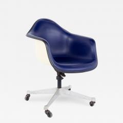 Eames Mid Century Purple Fiberglass Shell Chair - 2363354