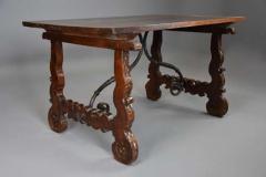 Early 17th century walnut Spanish table with good original patina - 4806106