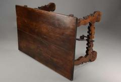 Early 17th century walnut Spanish table with good original patina - 4806107