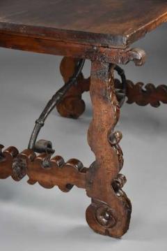 Early 17th century walnut Spanish table with good original patina - 4806110
