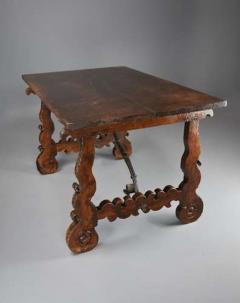 Early 17th century walnut Spanish table with good original patina - 4806114